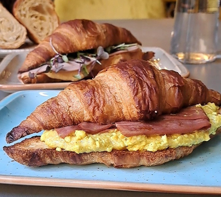 Desayunos en Distrito Vegano, uno de los mejores restaurantes veganos de Madrid