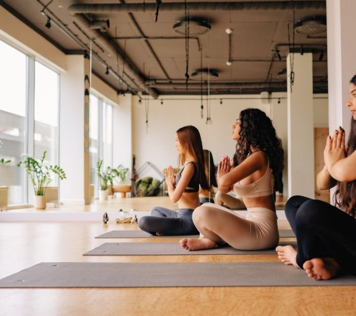 Yoga y meditación consciente en retiros espirituales