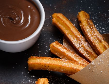 Chocolate vegano con churros en Madrid. Churrerías veganas en Madrid