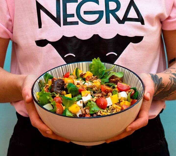 Restaurante vegano La Oveja Negra para comer bien en el barrio de Lavapiés