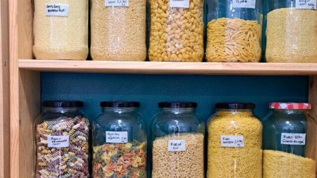 Cereales y legumbres a granel en La Pesada de Vallecas, tienda vegana a granel